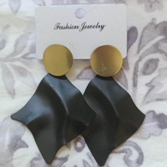 8 Earrings with cool designs, few with imperfections - Take them all for $14 - Picture 4 of 12